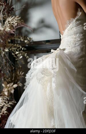 Brautkleid Nahaufnahme Seitenansicht, große Schleier Schleife auf der Rückseite Stockfoto