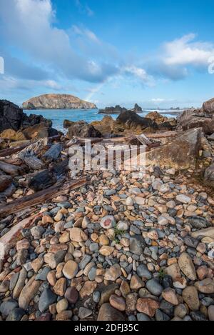 Strandfelsen und Regenbogen im Harris Beach State Park an der südlichen Küste von Oregon. Stockfoto