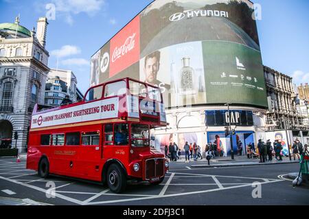 London, Großbritannien, 05. Dezember 2020. Der legendäre Red London Bus, der am 2020. Dezember am Picadilly Circus vorbeifährt, feiert den 15. Jahrestag der letzten Mainstream-Crew-Operation in London und das Datum, an dem Routemasters den Betrieb auf der Route 159 eingestellt hat Dezember.Paul Quezada-Neiman/Alamy Live News. Stockfoto