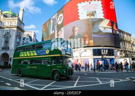 London, Großbritannien, 05. Dezember 2020. Der legendäre Red London Bus, der am 2020. Dezember am Picadilly Circus vorbeifährt, feiert den 15. Jahrestag der letzten Mainstream-Crew-Operation in London und das Datum, an dem Routemasters den Betrieb auf der Route 159 eingestellt hat Dezember.Paul Quezada-Neiman/Alamy Live News. Stockfoto