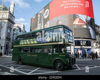 London, Großbritannien, 05. Dezember 2020. Der legendäre Red London Bus, der am 2020. Dezember am Picadilly Circus vorbeifährt, feiert den 15. Jahrestag der letzten Mainstream-Crew-Operation in London und das Datum, an dem Routemasters den Betrieb auf der Route 159 eingestellt hat Dezember.Paul Quezada-Neiman/Alamy Live News. Stockfoto