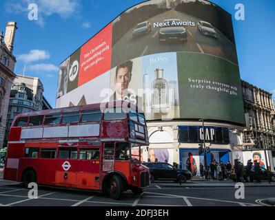 London, Großbritannien, 05. Dezember 2020. Der legendäre Red London Bus, der am 2020. Dezember am Picadilly Circus vorbeifährt, feiert den 15. Jahrestag der letzten Mainstream-Crew-Operation in London und das Datum, an dem Routemasters den Betrieb auf der Route 159 eingestellt hat Dezember.Paul Quezada-Neiman/Alamy Live News. Stockfoto