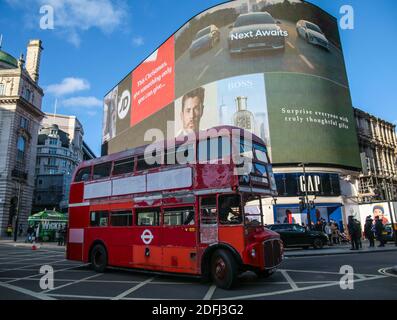 London, Großbritannien, 05. Dezember 2020. Der legendäre Red London Bus, der am 2020. Dezember am Picadilly Circus vorbeifährt, feiert den 15. Jahrestag der letzten Mainstream-Crew-Operation in London und das Datum, an dem Routemasters den Betrieb auf der Route 159 eingestellt hat Dezember.Paul Quezada-Neiman/Alamy Live News. Stockfoto