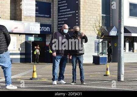 LONDON, ENGLAND. 5. DEZEMBER Fans, die vor dem Sky Bet Championship Spiel zwischen Millwall und Derby County im The Den, London am Samstag, 5. Dezember 2020 Fotos machen. (Quelle: Ivan Yordanov, Mi News) Stockfoto