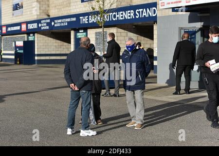 LONDON, ENGLAND. 5. DEZEMBER Fans, die zum ersten Mal seit März vor dem Sky Bet Championship-Spiel zwischen Millwall und Derby County im The Den, London am Samstag, 5. Dezember 2020 ins Stadion zurückkehren. (Quelle: Ivan Yordanov, Mi News) Stockfoto