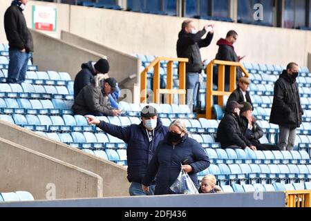 LONDON, ENGLAND. 5. DEZEMBER Fans, die zum ersten Mal seit März vor dem Sky Bet Championship-Spiel zwischen Millwall und Derby County im The Den, London am Samstag, 5. Dezember 2020 ins Stadion zurückkehren. (Quelle: Ivan Yordanov, Mi News) Stockfoto