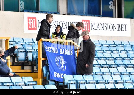 LONDON, ENGLAND. 5. DEZEMBER Fans, die zum ersten Mal seit März vor dem Sky Bet Championship-Spiel zwischen Millwall und Derby County im The Den, London am Samstag, 5. Dezember 2020 ins Stadion zurückkehren. (Quelle: Ivan Yordanov, Mi News) Stockfoto