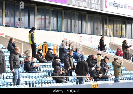LONDON, ENGLAND. 5. DEZEMBER Fans, die zum ersten Mal seit März vor dem Sky Bet Championship-Spiel zwischen Millwall und Derby County im The Den, London am Samstag, 5. Dezember 2020 ins Stadion zurückkehren. (Quelle: Ivan Yordanov, Mi News) Stockfoto