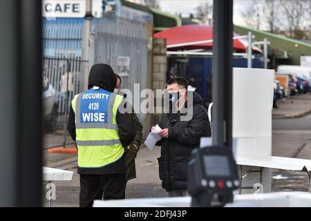 LONDON, ENGLAND. 5. DEZEMBER Fans nach den Sicherheitsprotokollen beim Betreten des Stadions während des Sky Bet Championship-Spiels zwischen Millwall und Derby County in Den, London am Samstag, 5. Dezember 2020. (Quelle: Ivan Yordanov, Mi News) Stockfoto