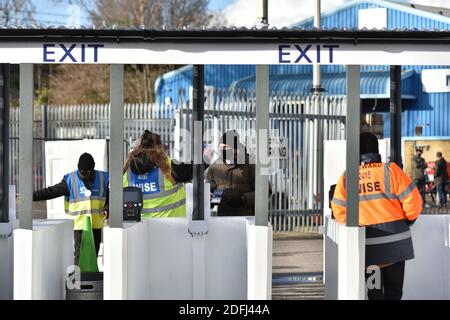 LONDON, ENGLAND. 5. DEZEMBER Fan bekommt Temperaturkontrolle vor dem Sky Bet Championship Spiel zwischen Millwall und Derby County in Den, London am Samstag, 5. Dezember 2020. (Quelle: Ivan Yordanov, Mi News) Stockfoto