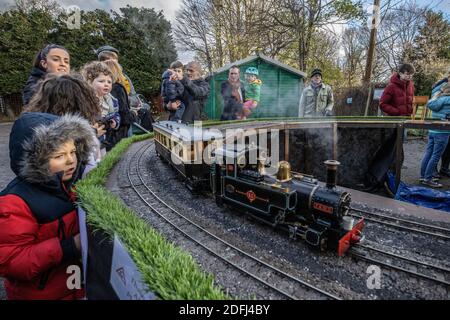 Southwest London, Großbritannien. Dezember 2020. Modelleisenbahn-Enthusiasten versammeln sich für ein festliches Zugerlebnis, Southwest London, UK 05.Dezember 2020 die Leute konnten an einem hellen und sonnigen Wintertag im Merton Park, London, England, UK Dampfmodelleisenbahnlokomotiven beobachten.Quelle: Clickpics/Alamy Live News Stockfoto