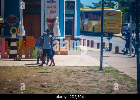 Olinda/Brazile: 08/02/2018: Fassaden von bunten Häusern auf den Straßen von Olinda, in der Nähe von Recife, Pernambuco. Die historische Stadt Olinda ist voller Peo Stockfoto