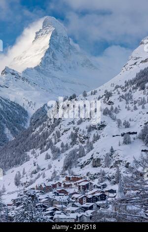 Das Matterhorn erhebt sich über der Bergstadt Zermatt, Wallis, Schweiz Stockfoto