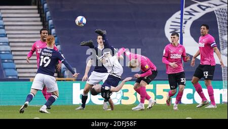 Millwall's Ben Thompson (Mitte links) und Derby County's Kamil Jozwiak in Aktion während des Sky Bet Championship Spiels in Den, London. Stockfoto