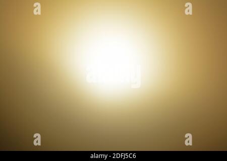 Die helle Sonne durch den Nebel gesehen Stockfoto