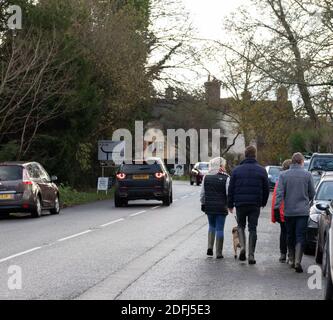 Penshurst, Kent, Großbritannien, 5. Dezember 2020, die Leute genießen einen Samstagnachmittag Spaziergang an einem kühlen, aber sonnigen Wintertag. Es gibt auch ein herrschaftliches Haus namens Penshurst Place and Gardens, obwohl das Haus geschlossen ist, ist das Parkland immer noch für Besucher geöffnet.Quelle: Keith Larby/Alamy Live News Stockfoto