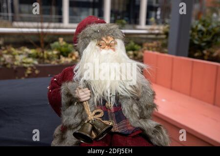 Ein altes Weihnachtsmann-Spielzeug mit Brille Stockfoto