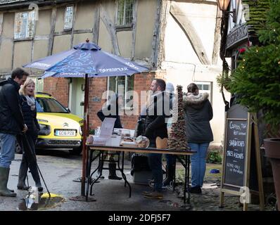 Penshurst,Kent,UK,5. Dezember 2020,Leute stehen plaudern vor einem Pub, der Tee und Kaffee zum Mitnehmen an einem kühlen, aber sonnigen Wintertag in Penshurst, Kent serviert.Quelle: Keith Larby/Alamy Live News Stockfoto