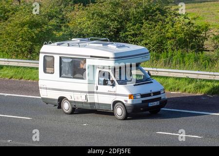 1998 90s Volkswagen 1200 SWB Auto-Sleeper Clubman GL Caravan Wohnmobil; Wohnmobil auf britischen Straßen, Wohnmobil Freizeitfahrzeug, Familienurlaub, Caravanette Urlaub, Touring Caravan Urlaub, van Umbauten, Vanagon autohome, Leben auf der Straße UK Stockfoto