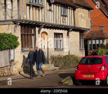 Penshurst, Kent, Großbritannien, 5. Dezember 2020, die Leute genießen einen Samstagnachmittag Spaziergang an einem kühlen, aber sonnigen Wintertag. Es gibt auch ein herrschaftliches Haus namens Penshurst Place and Gardens, obwohl das Haus geschlossen ist, ist das Parkland immer noch für Besucher geöffnet.Quelle: Keith Larby/Alamy Live News Stockfoto
