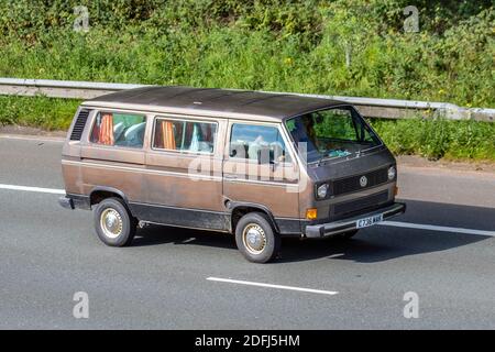1986 80s Achtziger brauner VW Volkswagen Caravelle 78Ps Wohnmobil Wohnwagen und Wohnmobile, 80s Wohnmobil auf britischen Straßen, Wohnmobil-Freizeitfahrzeug, Familienurlaub, Caravanettenurlaub, Touring Caravan Urlaub, Umbauten von Lieferwagen, Vanagon Auto Home, Leben auf der Straße, Großbritannien Stockfoto