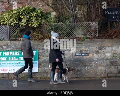 Penshurst, Kent, Großbritannien, 5. Dezember 2020, die Leute genießen einen Samstagnachmittag Spaziergang an einem kühlen, aber sonnigen Wintertag. Es gibt auch ein herrschaftliches Haus namens Penshurst Place and Gardens, obwohl das Haus geschlossen ist, ist das Parkland immer noch für Besucher geöffnet.Quelle: Keith Larby/Alamy Live News Stockfoto