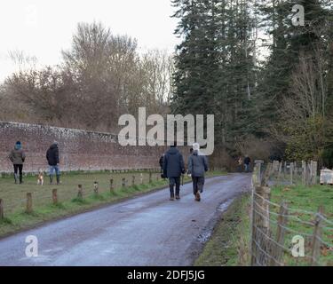 Penshurst, Kent, Großbritannien, 5. Dezember 2020, die Leute genießen einen Samstagnachmittag Spaziergang an einem kühlen, aber sonnigen Wintertag. Es gibt auch ein herrschaftliches Haus namens Penshurst Place and Gardens, obwohl das Haus geschlossen ist, ist das Parkland immer noch für Besucher geöffnet.Quelle: Keith Larby/Alamy Live News Stockfoto