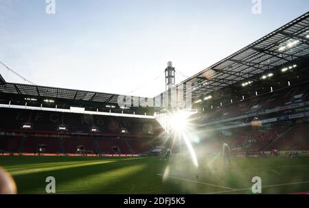 Stadt Köln Köln, Deutschland. 5. Dez, 2020. firo: 05.12.2020 Fußball: Fußball: 1. Bundesliga-Saison 2020/21 FC Köln Köln - VfL Wolfsburg Uebersicht, Sonne, Rhein-Energie-Stadion Credit: Thorsten Wagner/Witters/POOL/via firoportphoto / usage worldwide/dpa/Alamy Live News Stockfoto