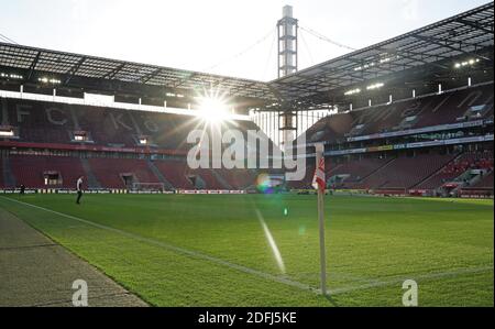 Stadt Köln Köln, Deutschland. 5. Dez, 2020. firo: 05.12.2020 Fußball: Fußball: 1. Bundesliga-Saison 2020/21 FC Köln Köln - VfL Wolfsburg Uebersicht, Sonne, Rhein-Energie-Stadion Credit: Thorsten Wagner/Witters/POOL/via firoportphoto / usage worldwide/dpa/Alamy Live News Stockfoto