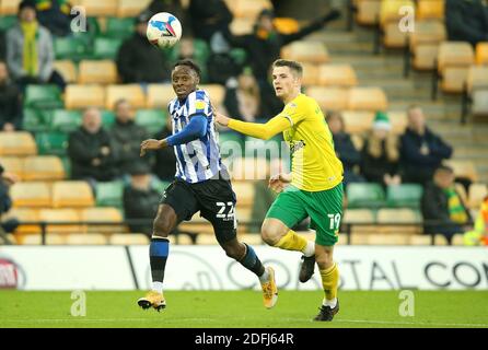 Am Mittwoch von Sheffield kämpfen Moses Odubajo (links) und Jacob Sorensen (rechts) von Norwich City während des Sky Bet Championship-Spiels in Carrow Road, Norwich, um den Ball. Stockfoto