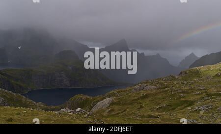 Panoramablick auf Krokvatnet See umgeben von schroffen Bergen bei Munkebu Hütte auf Moskenesøy Insel, Lofoten, Norwegen an stürmischen Tag im Sommer. Stockfoto