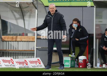 Freiburg Im Breisgau, Deutschland. Dezember 2020. Fußball: Bundesliga, SC Freiburg - Borussia Mönchengladbach, 10. Spieltag, Schwarzwaldstadion. Freiburgs Trainer Christian Streich ist gedeutet. Kredit: Tom Weller/dpa - WICHTIGER HINWEIS: Gemäß den Bestimmungen der DFL Deutsche Fußball Liga und des DFB Deutscher Fußball-Bund ist es untersagt, im Stadion und/oder aus dem Spiel aufgenommene Aufnahmen in Form von Sequenzbildern und/oder videoähnlichen Fotoserien zu nutzen oder auszunutzen./dpa/Alamy Live News Stockfoto