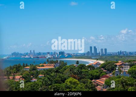 Brasilianische Altstadt von Olinda, Luftaufnahme mit der Stadt Recife im Hintergrund, mit dem Atlantik und hellblauem Himmel Stockfoto