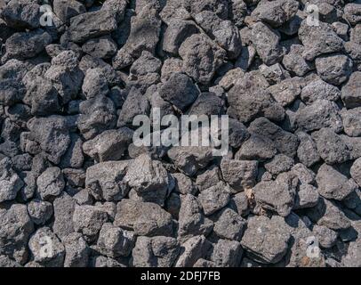 Nahaufnahme von kleinen Klumpen Steinkohle auf einem Großer Stapel Stockfoto