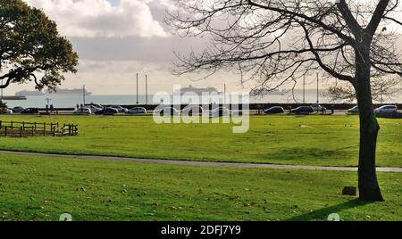 Kreuzfahrtschiffe ankerten während der Coronavirus-Pandemie in Tor Bay und zeigten verschiedene Transportmittel entlang der Torquay-Küste. Stockfoto