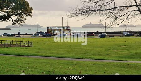 Kreuzfahrtschiffe ankerten während der Coronavirus-Pandemie in Tor Bay und zeigten verschiedene Transportmittel entlang der Torquay-Küste. Stockfoto