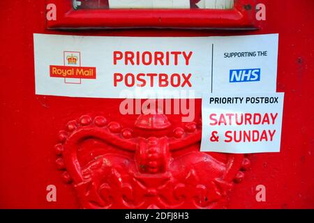 Eine Royal Mail, Priorität Briefkasten in Manchester, Greater Manchester, England, Vereinigtes Königreich. Royal Mail ist Partner für staatliche Coronavirus-Tests Stockfoto