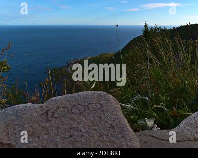 Nummer 1,000 von 1,560 Felstreppen der Sherpa Treppe, die auf die Spitze des berühmten Gipfel und Aussichtspunkt Reinebringen auf Moskenesøya, Lofoten, Norwegen. Stockfoto