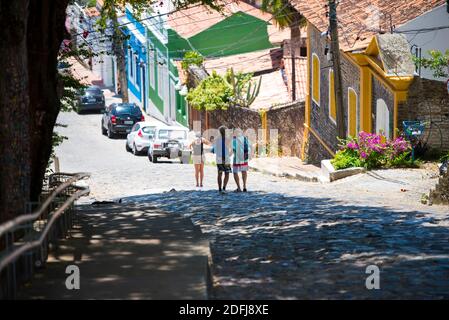 Olinda/Brazile: 08/02/2018: Die historischen Straßen von Olinda in Pernambuco, Brasilien mit seinen bunten und traditionellen Gebäuden aus portugiesischem col Stockfoto