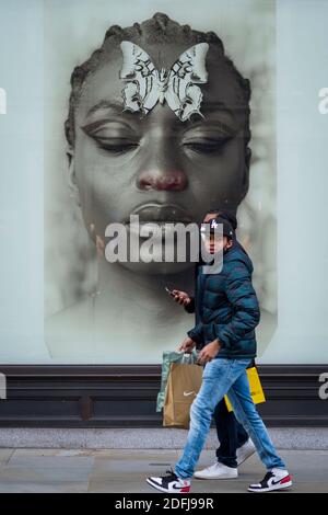 London, Großbritannien. Dezember 2020. Am ersten Samstag, nachdem die Sperrbeschränkungen am 2. Dezember aufgehoben wurden, passieren die Käufer eine auffällige Schaufenstervorführung in der Regent Street (für den Verkehr gesperrt). Einzelhändler hoffen, dass die physischen Verkäufe im Vorfeld der Weihnachtszeit wieder steigen werden. Vor dem Hintergrund, dass in der letzten Woche zwei große Einzelhändler Debenhams und Arcadia, Eigentümer von Topshop, in die Verwaltung einstürmen. Kredit: Stephen Chung / Alamy Live Nachrichten Stockfoto