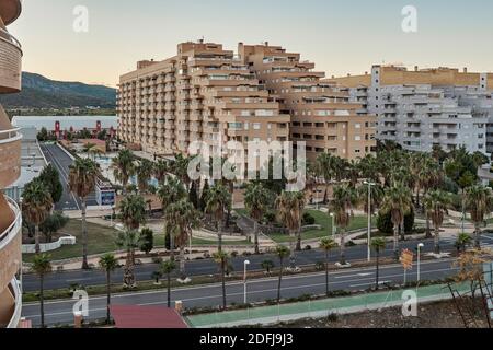 Ferienwohnungen am Strand von Oropesa del Mar Ferienort, Castellon de la Plana, Bundesland Valencia, Spanien, Europa Stockfoto