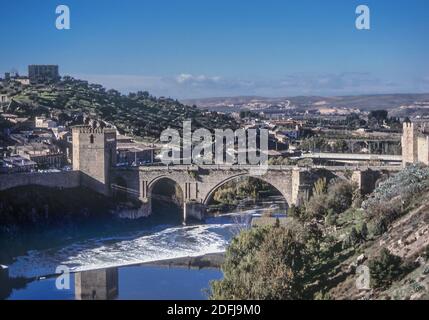 Allgemeine Luftaufnahme der Alcantara-Brücke im Flussbett des Tejo in der Stadt Toledo, castilla la mancha, Spanien, Europa Stockfoto