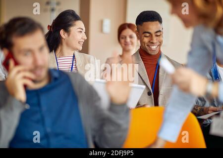 Geschäftsleute, die sich in einer angenehmen Atmosphäre in einem Konferenzsaal treffen. Menschen, Arbeit, Unternehmen, Geschäftskonzept. Stockfoto
