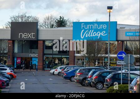 Slough, Berkshire, Großbritannien. Dezember 2020. Ein geschäftiges Morgen im Next und Furniture Village in Slough. Nach dem Ende der Sperre in England letzte Woche wurde Slough in Covid-19 Tier 3 platziert, was die höchstmöglichen Beschränkungen bedeutet, die Haushalte daran hindert, drinnen sowie in Pubs und Restaurants zu mischen. Slough hat die 14. Höchste Covid-19-Infektionsrate in England. Trotz der Tatsache, dass nicht unbedingt notwendige Geschäfte in Slough wiedereröffnet wurden und die Slough Retail Parks waren heute sehr voll mit Weihnachtseinkäufern, was einige Slough-Bewohner nervös macht wegen der sogar steigenden Covid-19-Rate Stockfoto