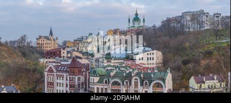 Blick auf St. Andreas Kirche, Richard Castle, Andriivskyi Abstieg und im Vordergrund die alte Wozdvyzhens'ka Straße, Kiew, Ukraine Stockfoto