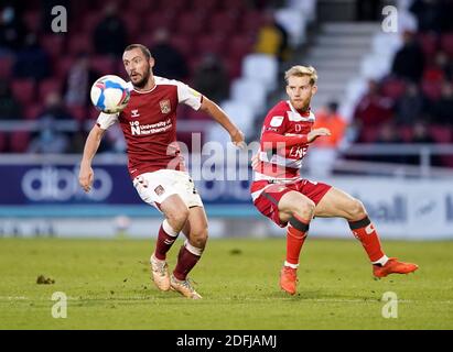 Michael Harriman von Northampton Town (links) und Josh Sims von Doncaster Rovers kämpfen während des Sky Bet League One-Spiels im PTS Academy Stadium in Northampton um den Ball. Stockfoto