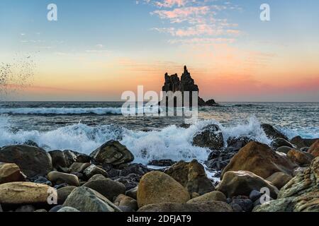 Sonnenuntergang am Strand mit Wellen und Felsen im Meer Auf teneriffa Stockfoto