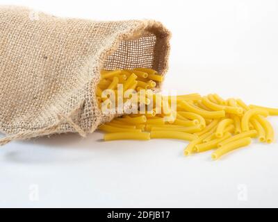 Penne-Pasta aus einem Jutesack. Konzept rund um Konsum und Handel. Stockfoto