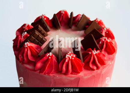 Kirsch-Mousse-Kuchen mit Schlagsahne und Milchschokolade dekoriert Balken aus der Nähe Stockfoto