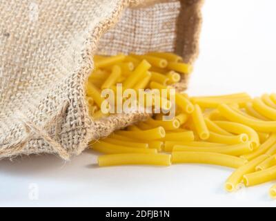 Penne-Pasta aus einem Jutesack. Konzept rund um Konsum und Handel. Stockfoto